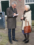 829630 Afbeelding van Jans Geesink-van Hussen in gesprek met een journalist, na de onthulling van het borstbeeld van ...